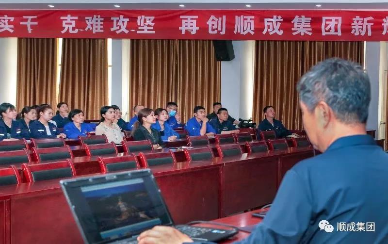 河南恒峰g22集团进行通讯员摄影技术培训班