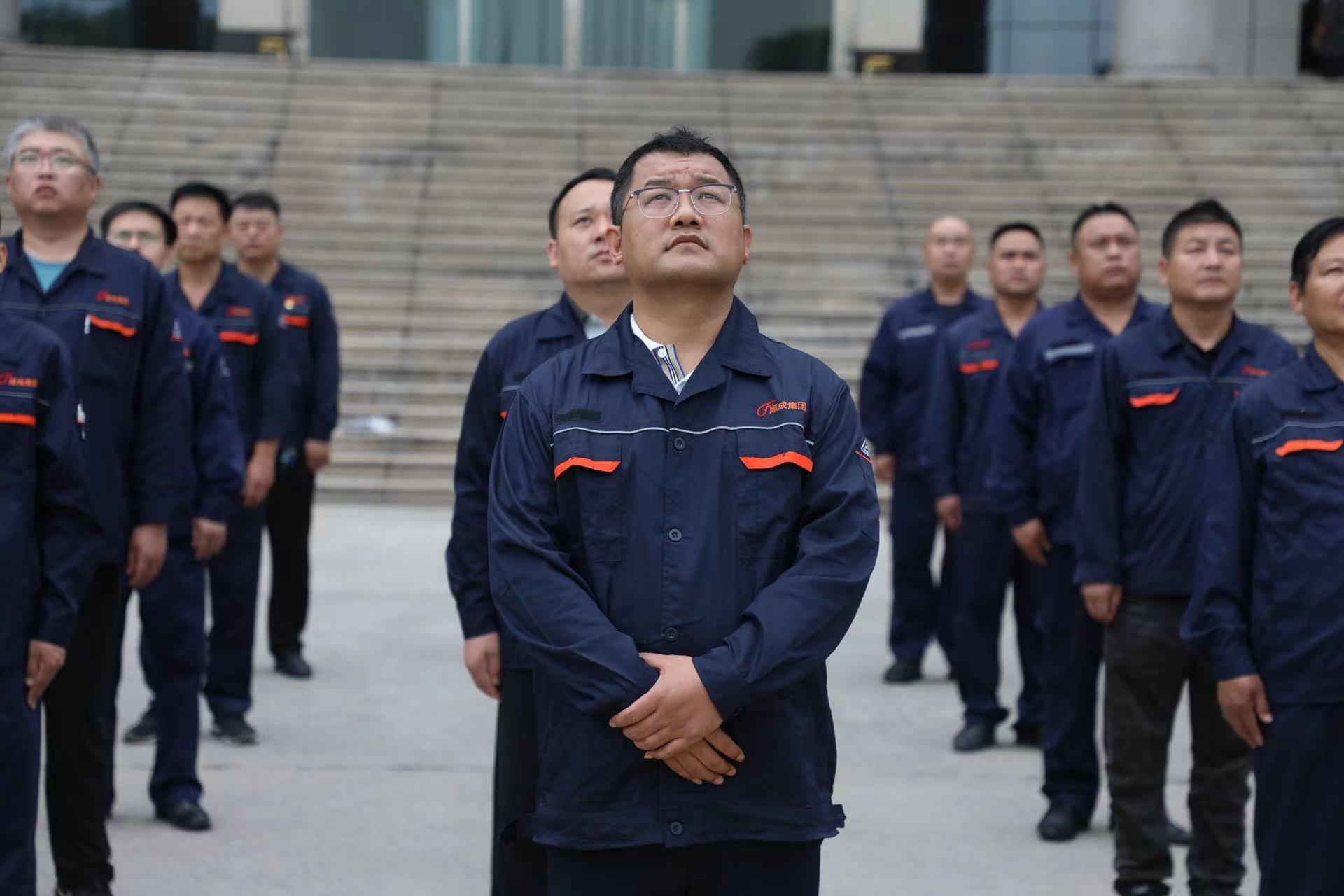 隆沉进行留想建党103周年升旗典礼